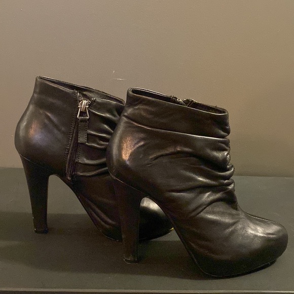 Cynthia Rowley Marlene Black Leather Ankle Boots | Pre-Owned Very Good Condition - Picture 3 of 5